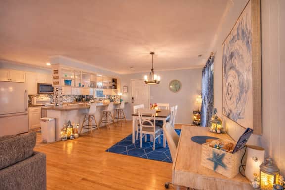 Coastal Bliss Hideaway *Prime Location - Image 4